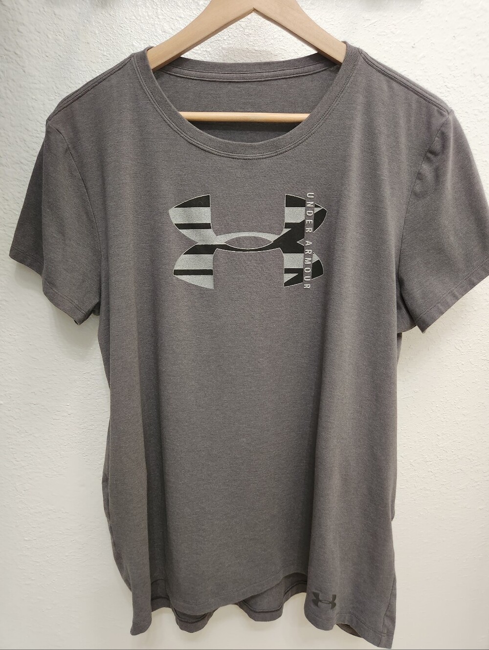 Womens Under Armour Gray Striped Logo Short Sleeve Tee Large